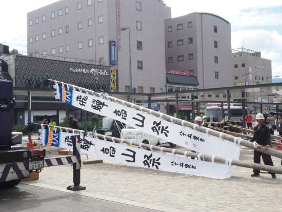 秋の高山祭のぼり旗立て　2024