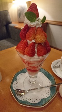 苺パフェ