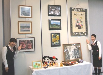 ロビーを彩る作品展