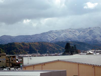 紅葉と初雪のコントラスト
