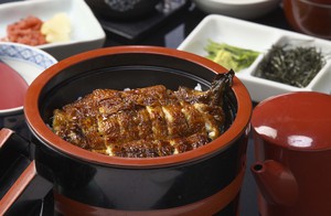 三河一色産うなぎをご注文受けてからかば焼きにしております。
