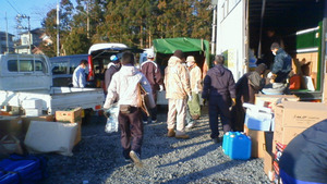 気仙沼市浜区避難所で朝食炊き出し