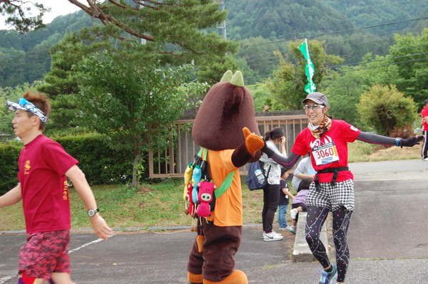 ウルトラマラソンで、も～かるくんとハイタッチ♪