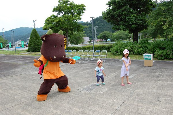 ウルトラマラソンで、も～かるくんとハイタッチ♪