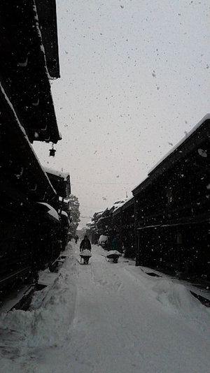 積雪のため、ベビーカーや車いすのご利用にご注意下さい
