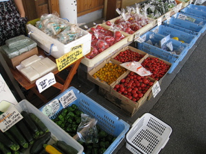 ミニトマト・ピーマン詰め放題やってます（金曜野菜市）