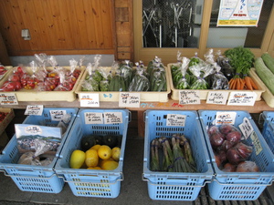 ミニトマト・ピーマン詰め放題やってます（金曜野菜市）