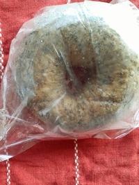 ぱんの保存と温め方と朝ごはん(*´ω｀)（よもぎプレーンベーグル）